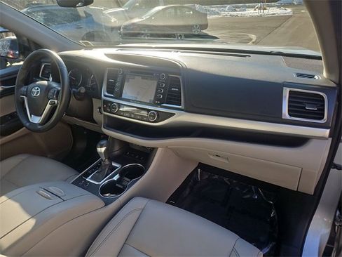 Used 2019 Toyota Highlander SE image 29