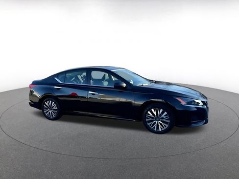 Used 2025 Nissan Altima 2.5 SV image 2