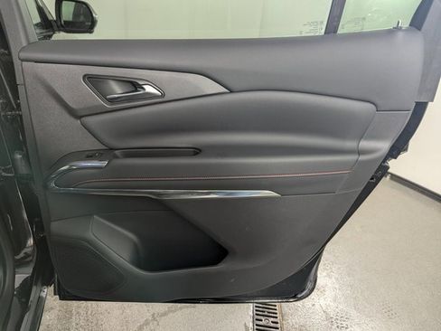 Used 2025 Chevrolet Traverse Z71 image 19