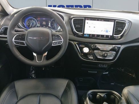 Used 2025 Chrysler Pacifica Select FWD image 12