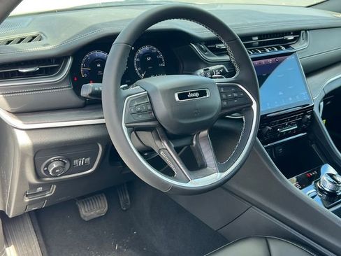 New 2025 Jeep Grand Cherokee Limited w/ Black Appearance Package AWD/4WD image 16
