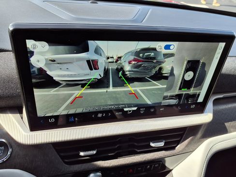 Used 2025 Ford Explorer Platinum w/ Ultimate Package image 4