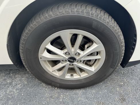 Used 2024 Kia Carnival LX FWD image 7