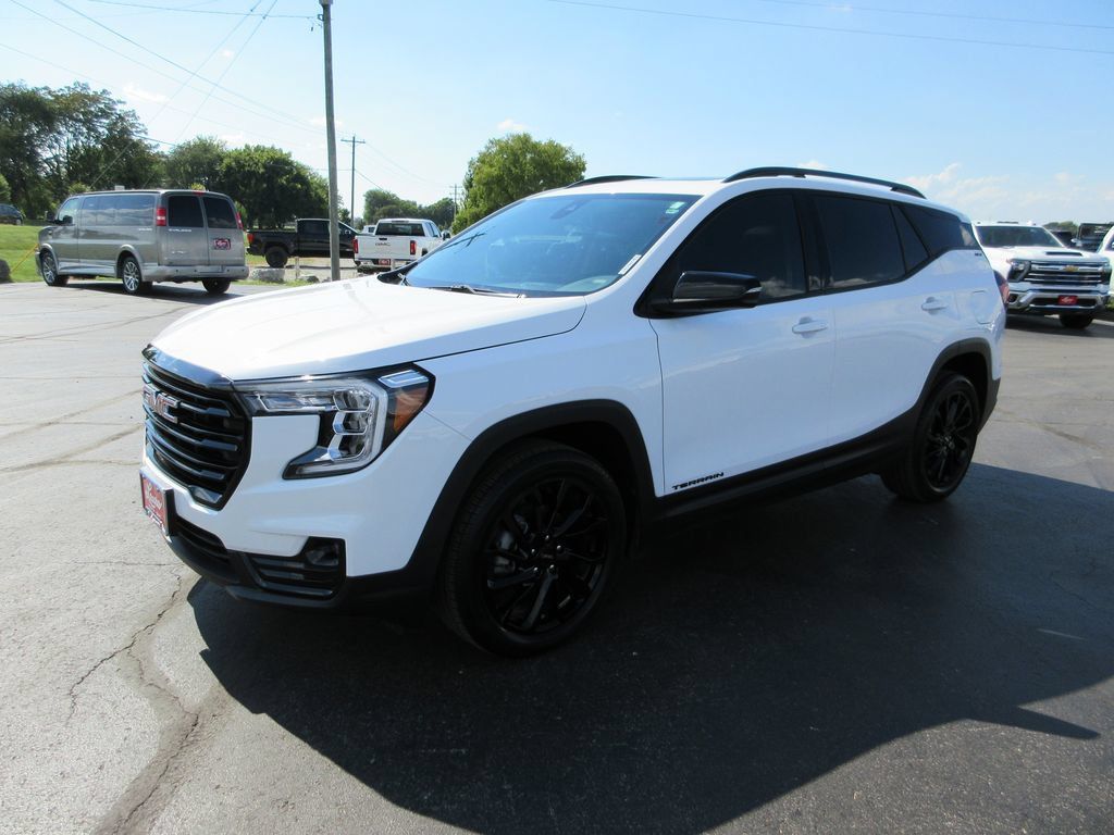 Certified 2024 GMC Terrain SLT w/ Elevation Edition AWD/4WD image 11