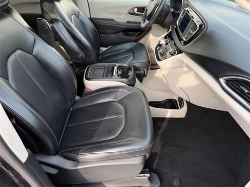 Used 2020 Chrysler Voyager Lxi image 15