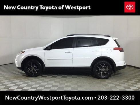 Used 2018 Toyota RAV4 SE image 4