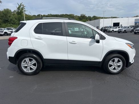 Used 2022 Chevrolet Trax LT w/ LT Convenience Package image 5