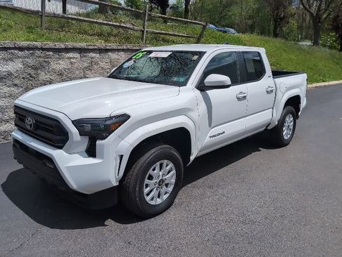 Used 2025 Toyota Tacoma SR5 AWD/4WD image 5