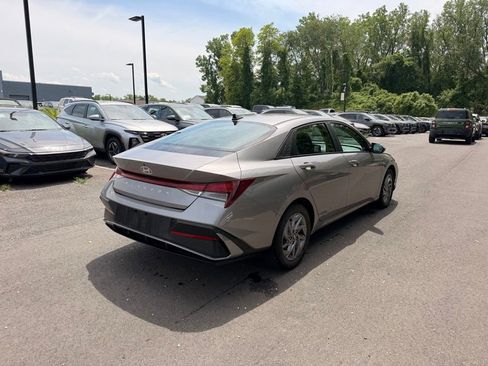Used 2024 Hyundai Elantra SEL FWD image 4