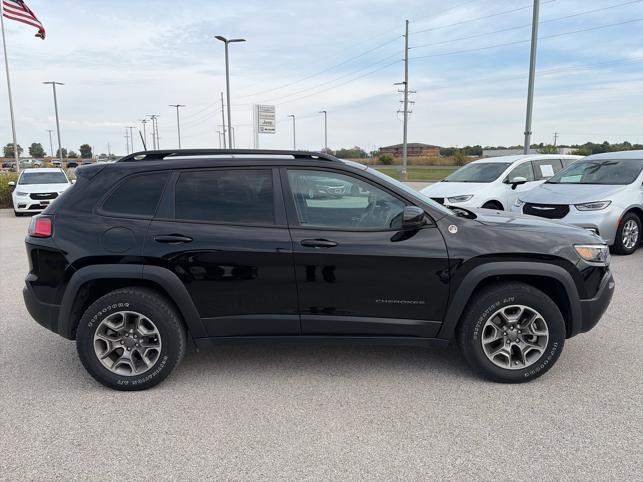 Used 2022 Jeep Cherokee Trailhawk w/ Technology Group B AWD/4WD image 2