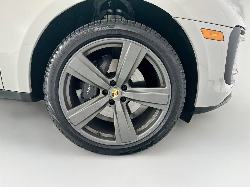 Certified 2025 Porsche Macan Turbo AWD/4WD image 32