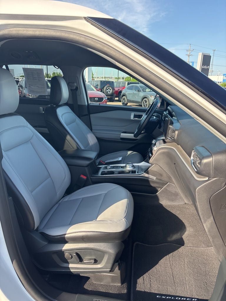 Used 2021 Ford Explorer XLT w/ Equipment Group 202A AWD/4WD image 32
