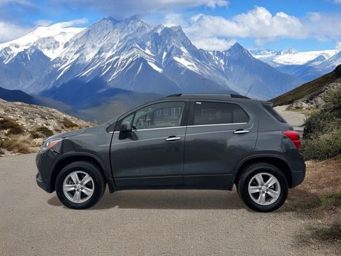 Used 2018 Chevrolet Trax LT w/ LT Convenience Package image 2