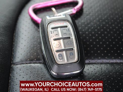 Used 2018 Chrysler Pacifica Touring-L image 38