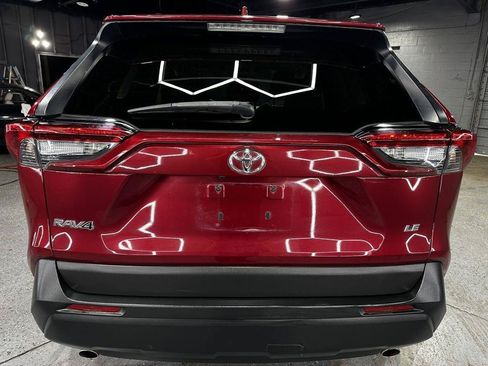 Used 2019 Toyota RAV4 LE FWD image 5