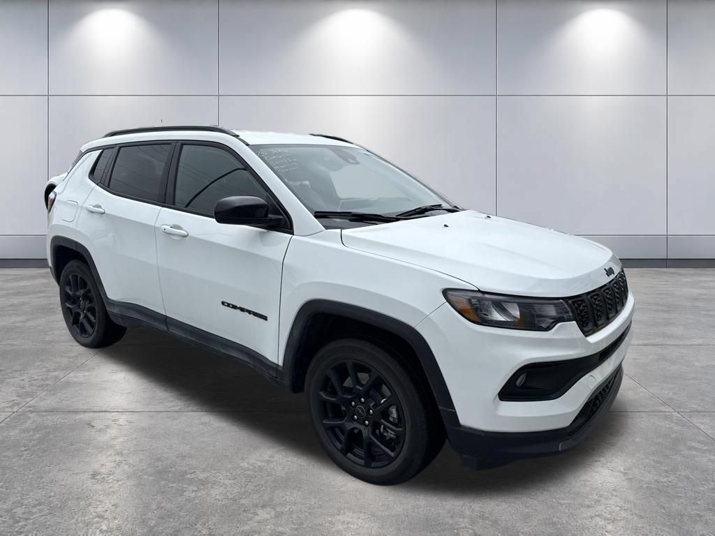 Used 2026 Jeep Compass Latitude AWD/4WD image 3