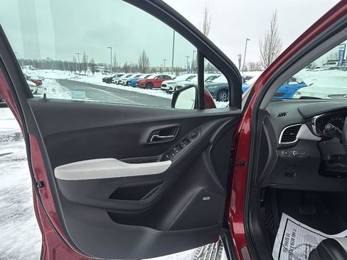 Used 2020 Chevrolet Trax Premier image 23