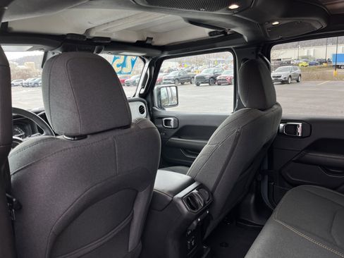 Used 2025 Jeep Wrangler Sahara image 26