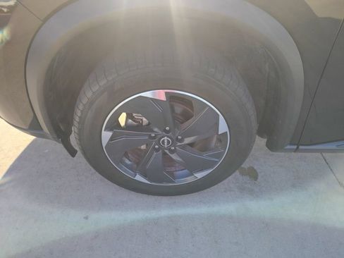 Used 2024 Nissan Rogue SV FWD image 2