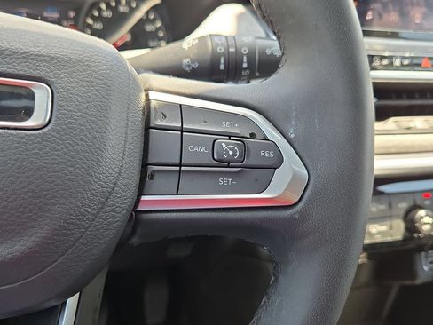 Used 2025 Jeep Compass Latitude w/ Sun & Sound Group AWD/4WD image 21