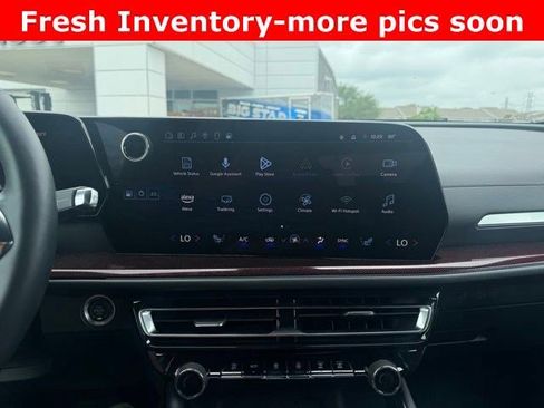 Used 2025 Chevrolet Traverse Z71 w/ Driver Confidence Package AWD/4WD image 7