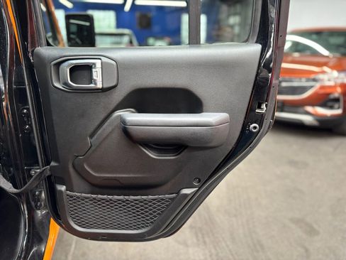 Used 2024 Jeep Wrangler Unlimited w/ Convenience Group AWD/4WD image 16