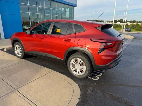 Used 2024 Chevrolet Trax LS FWD image 2
