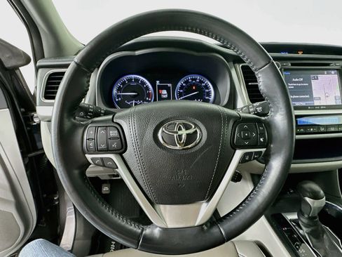 Used 2019 Toyota Highlander XLE AWD/4WD image 11