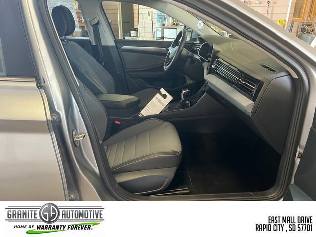 Used 2025 Volkswagen Jetta SE FWD image 34