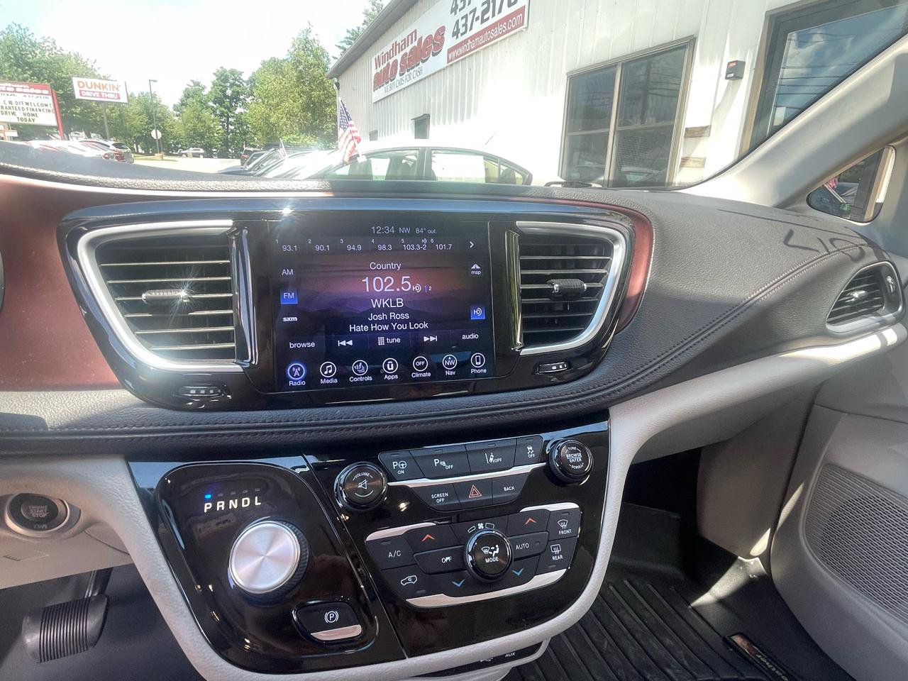 Used 2017 Chrysler Pacifica Limited w/ Advanced Safetytec Group FWD image 16