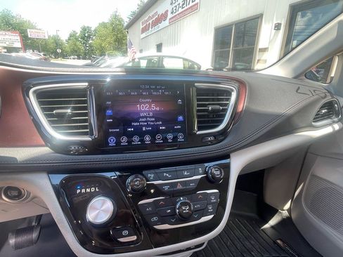 Used 2017 Chrysler Pacifica Limited w/ Advanced Safetytec Group FWD image 16