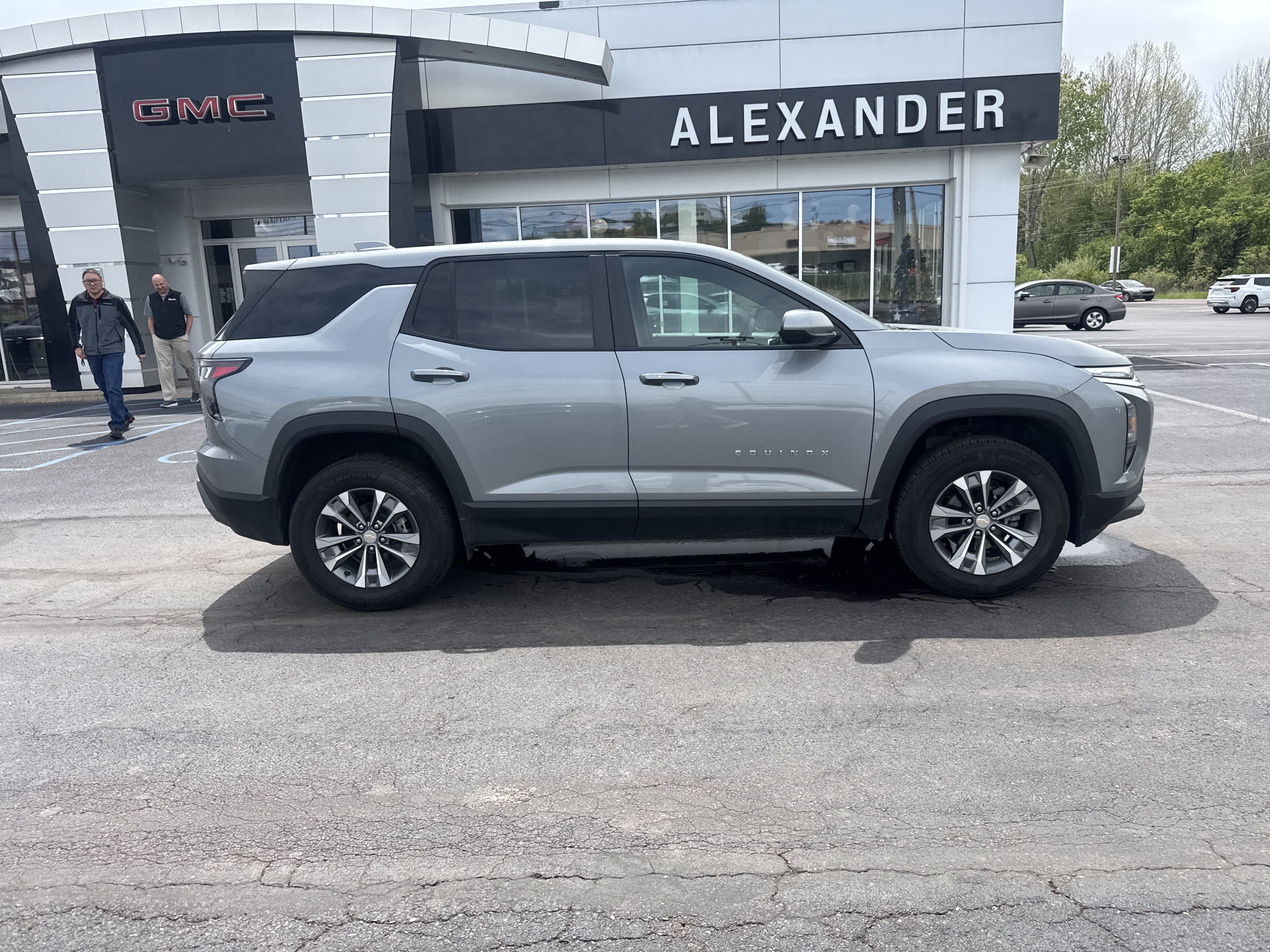 Used 2026 Chevrolet Equinox LT AWD/4WD image 2