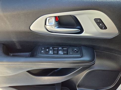 Used 2020 Chrysler Pacifica Touring-L w/ S Appearance Package image 19