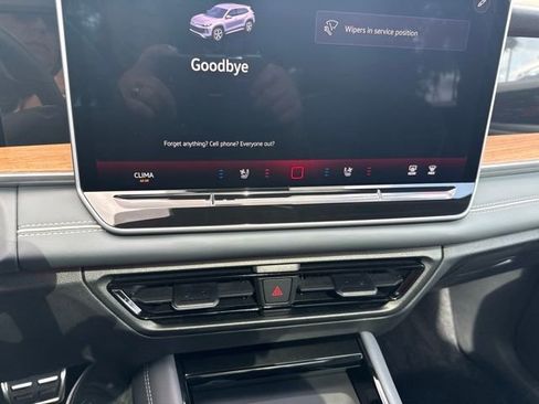 Used 2025 Volkswagen Tiguan SEL R-Line AWD/4WD image 21