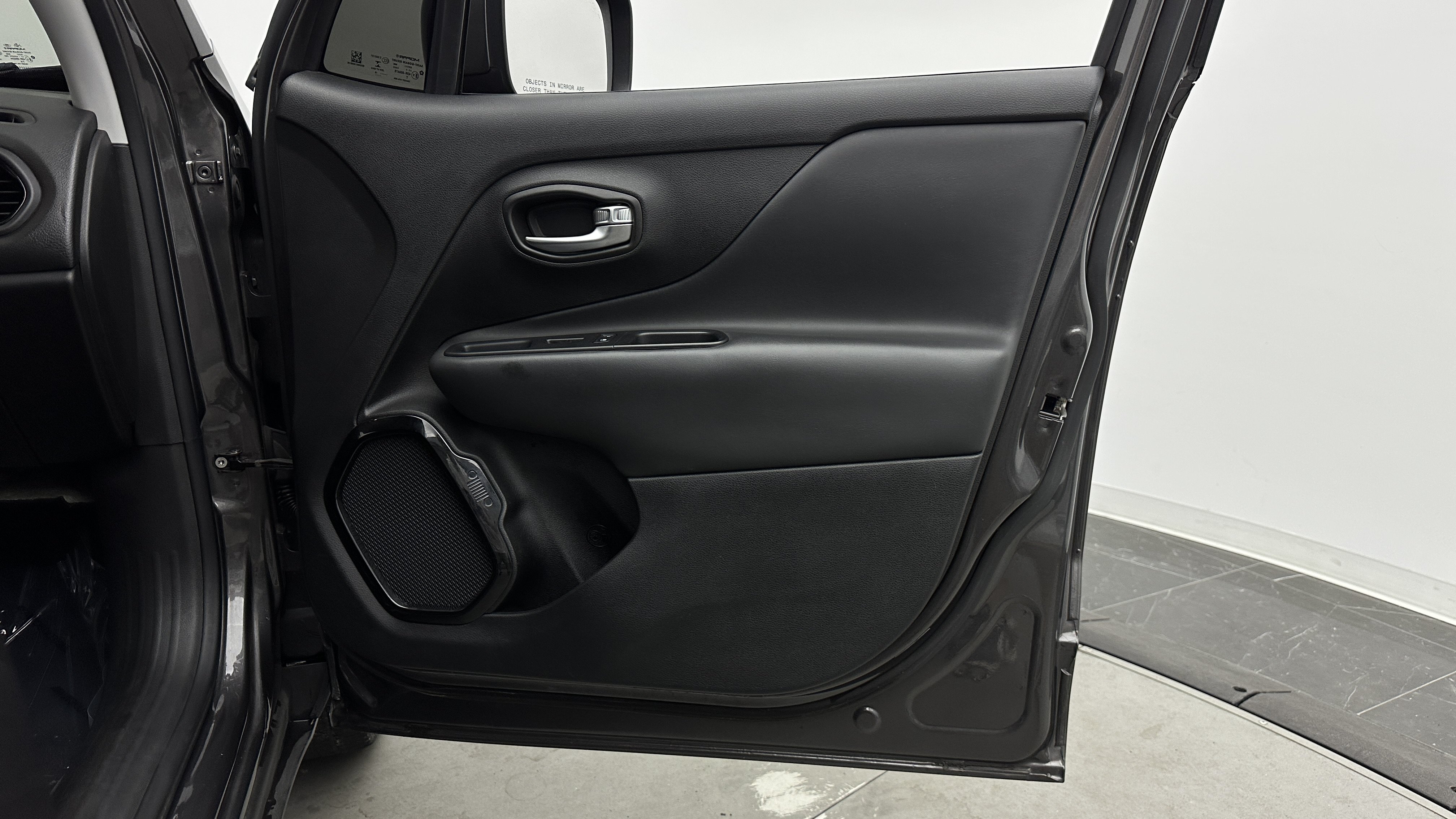 Used 2018 Jeep Renegade Altitude FWD image 36