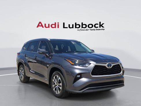 Used 2023 Toyota Highlander XLE AWD/4WD image 1