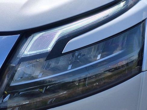 Certified 2025 Nissan Pathfinder Platinum FWD image 9
