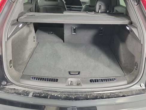 Used 2025 Cadillac XT4 Premium Luxury FWD image 8