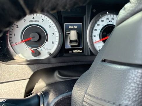 Used 2017 Toyota Sienna SE Premium image 5