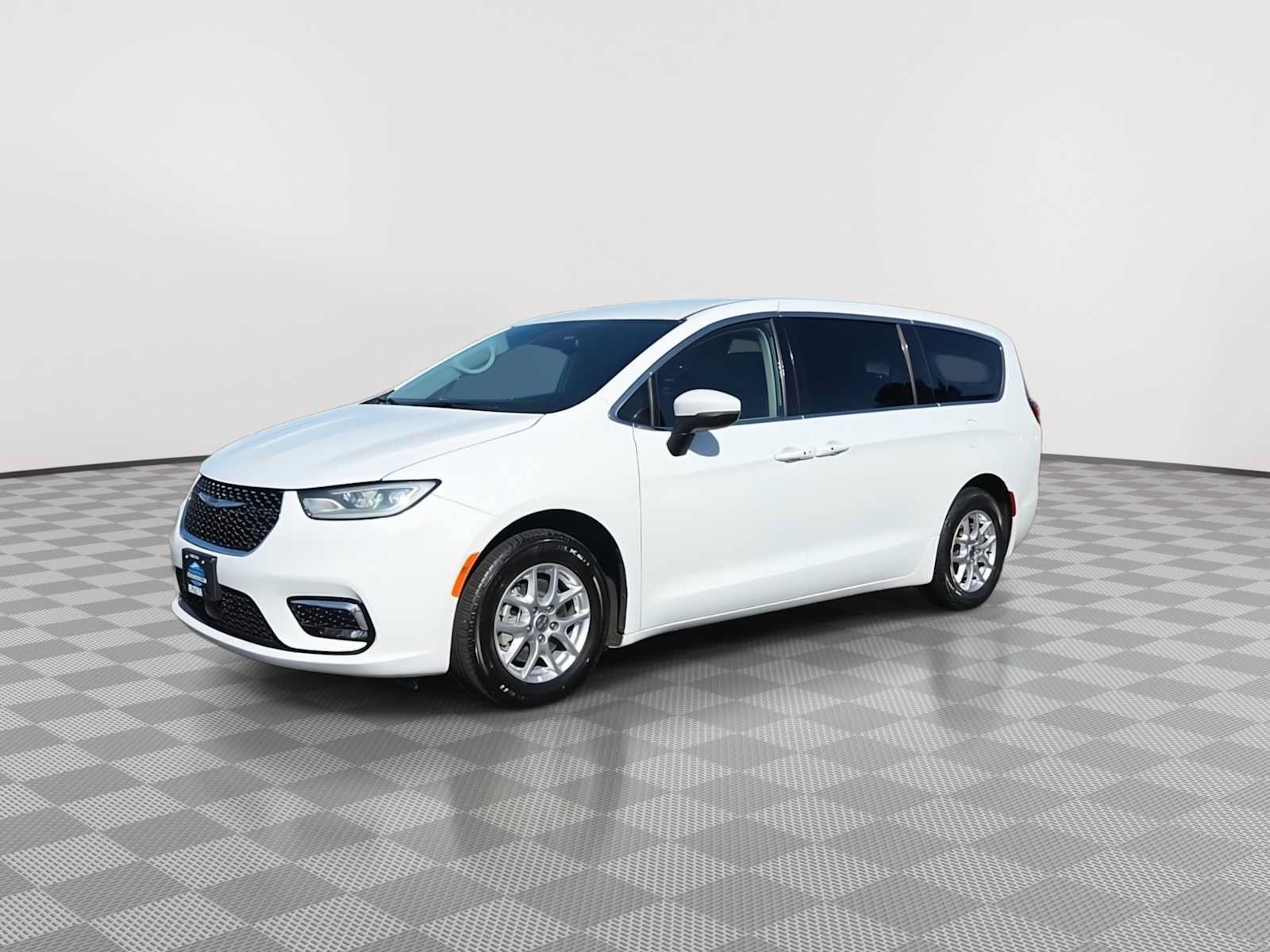 Used 2023 Chrysler Pacifica Touring-L FWD image 4