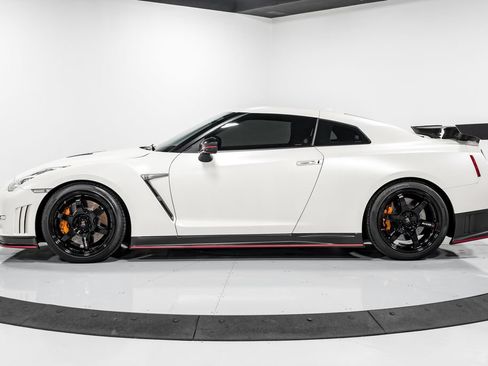 Used 2016 Nissan GT-R NISMO AWD/4WD image 6