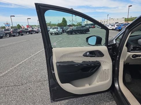 Used 2023 Chrysler Pacifica Touring-L FWD image 14
