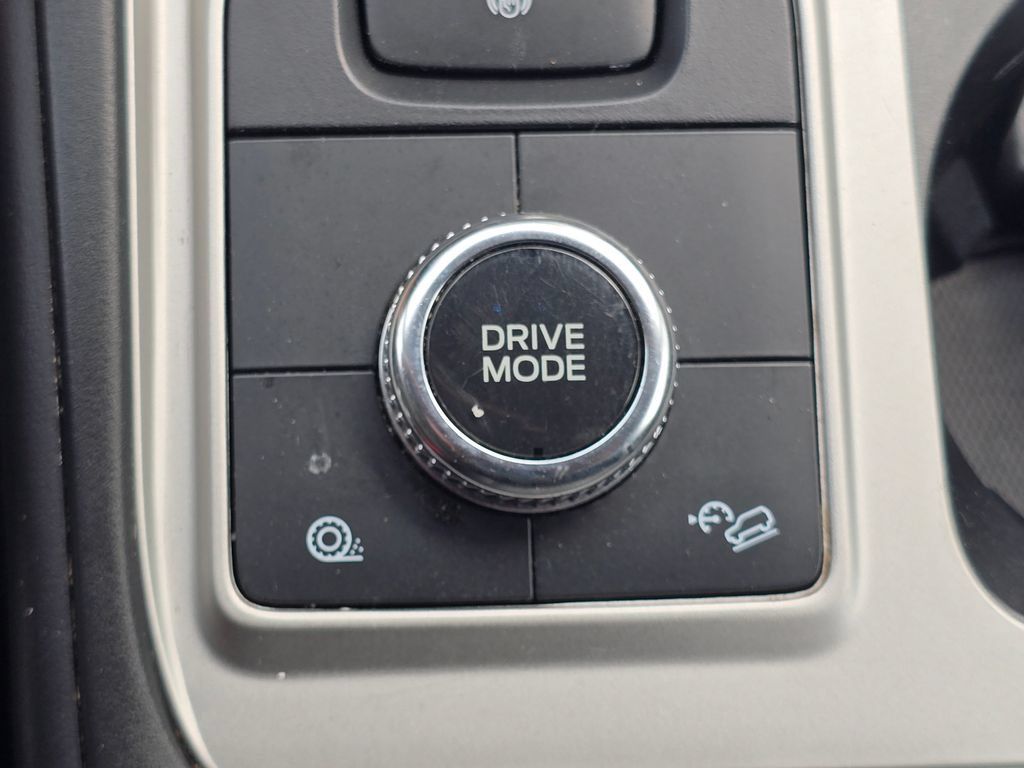 Used 2023 Ford Explorer XLT AWD/4WD image 8