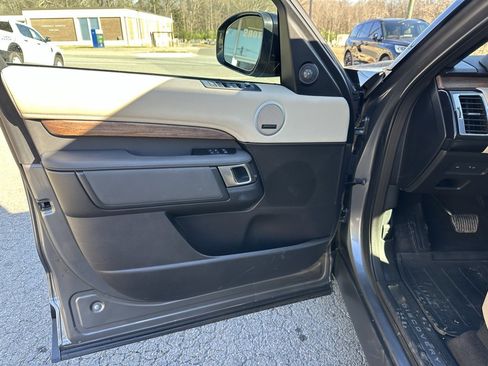 Used 2019 Land Rover Discovery HSE image 13