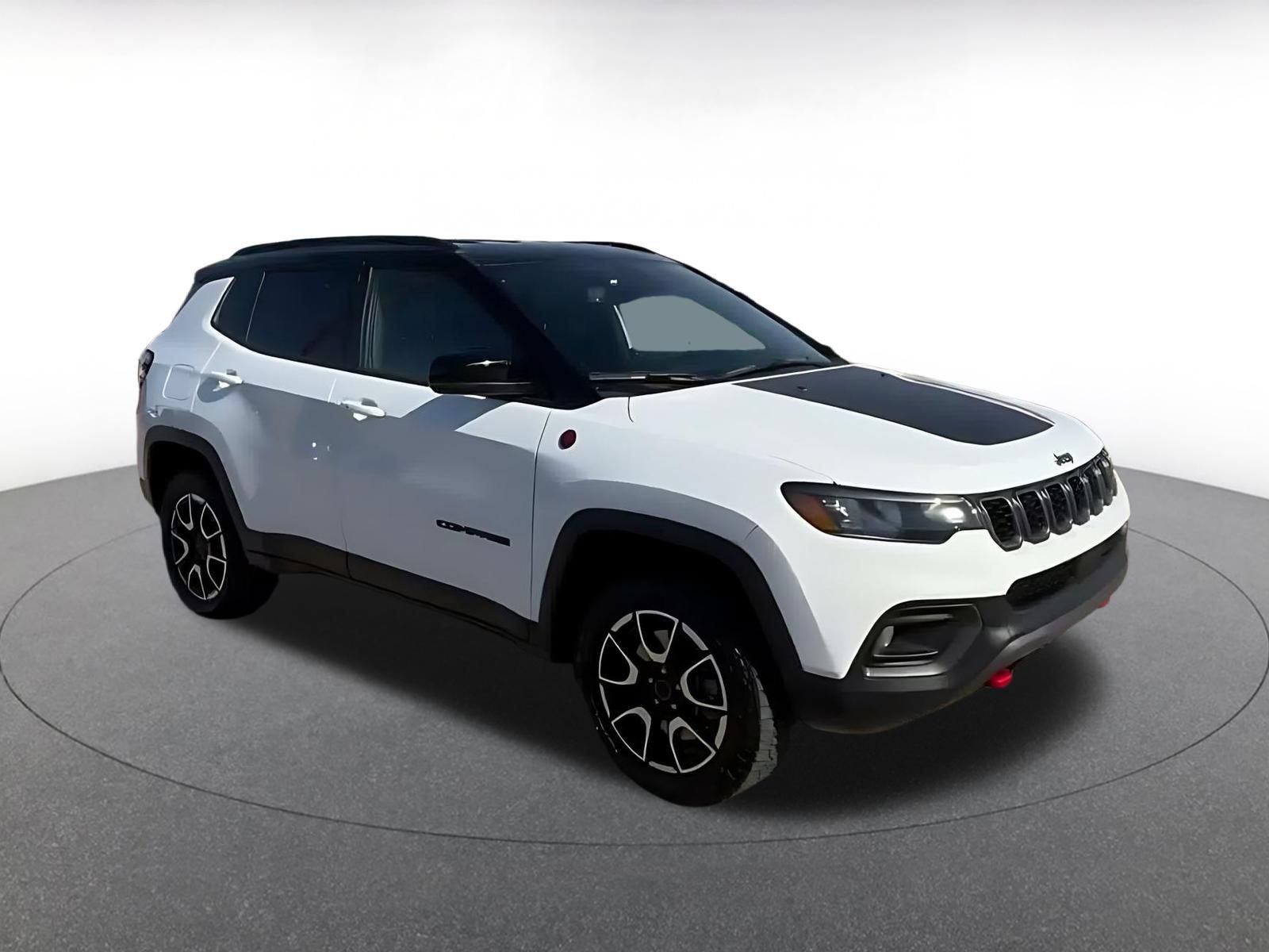 Used 2025 Jeep Compass Trailhawk AWD/4WD image 2