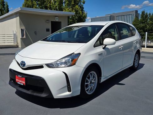 Used 2017 Toyota Prius V Two FWD image 7