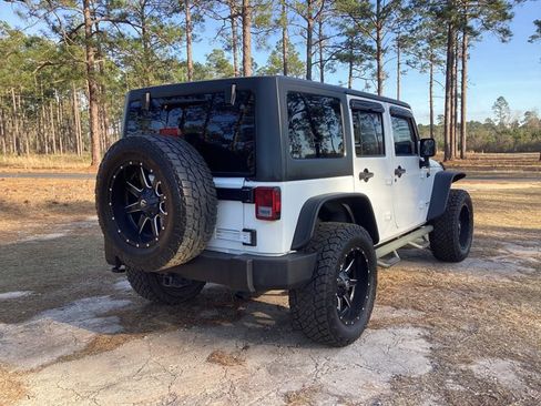Used 2015 Jeep Wrangler Unlimited Rubicon w/ Connectivity Group image 5