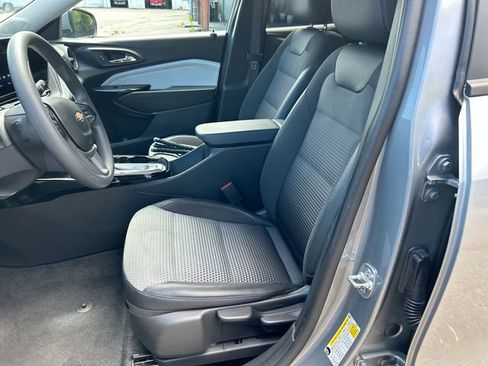 Used 2025 Chevrolet Trax LT FWD image 18