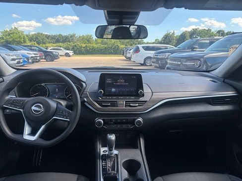 Used 2025 Nissan Altima 2.5 SV FWD image 32