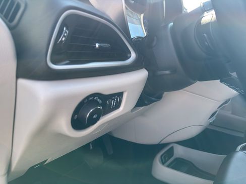 Used 2024 Chrysler Pacifica Touring-L image 13